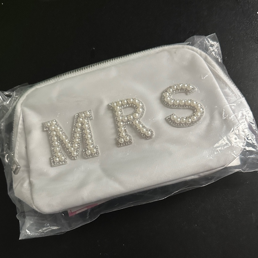Chic White 'MRS' Pearl Fanny pack